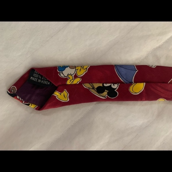 Micky Mouse & Donald Duck umbrella men’s vintage silk tie with red background - Picture 8 of 9